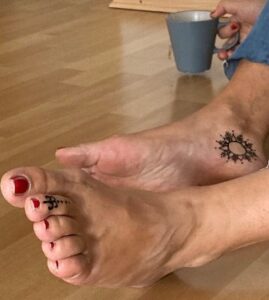 Tattoos auf Fuß und Zeh